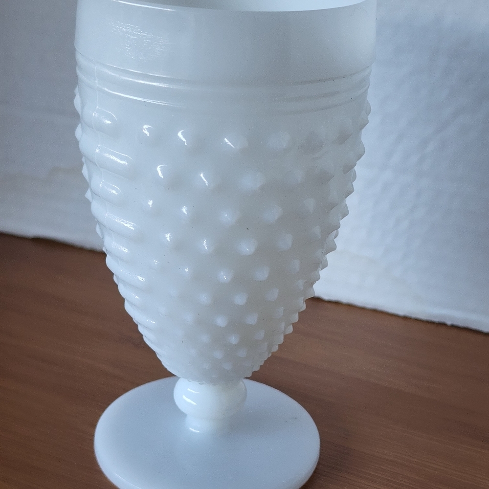 Milkglass vase hob.nail